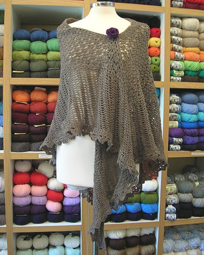 Betta: Highland Triangle Shawl da Folk Shawls di Cheryl Oberle
