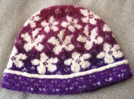 Fatti da lelena: Flowers Hat dal Pattern Knit-a-Hat con Kauni
